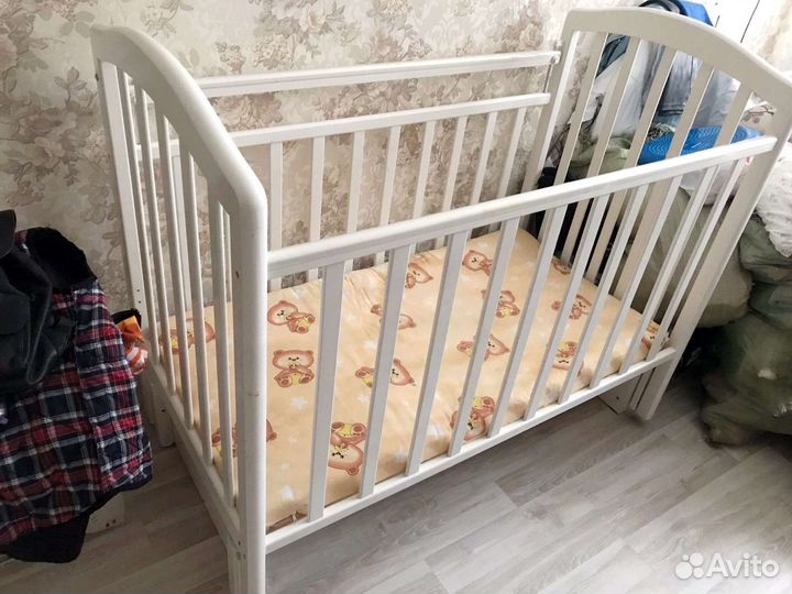 Детская кроватка с универсальным маятником