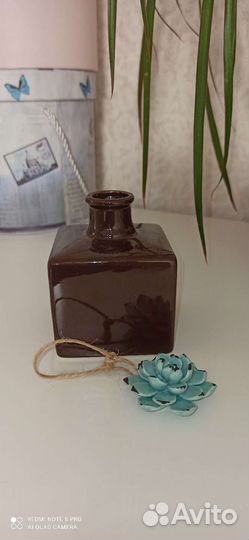 Керамическая маленькая вазочка, украшение