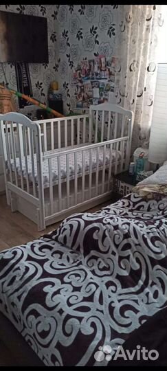 Детская кроватка с маятником