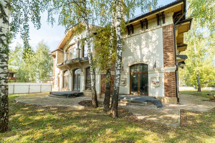 Коттедж 580 м² на участке 15 сот.