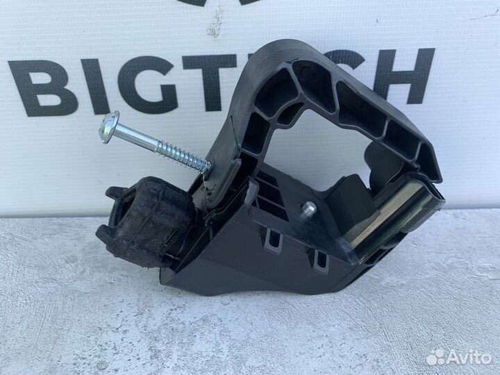 Кронштейн радиатора Mercedes A2535010520