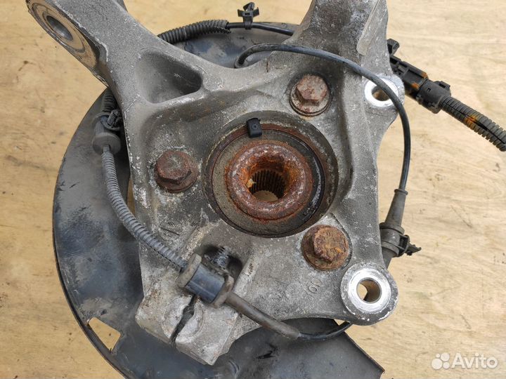 Кулак поворотный левый 1.3 1.4 1.6 Opel Astra J