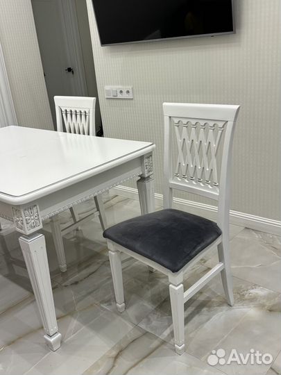 Кухонный стол и стулья