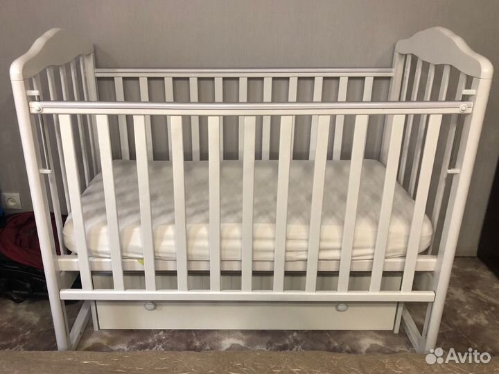 Детская кроватка с маятником