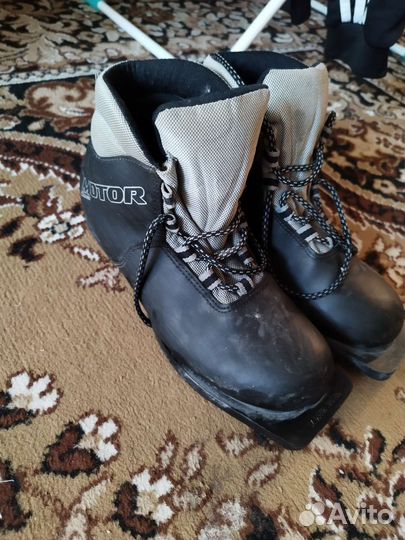 Лыжные ботинки