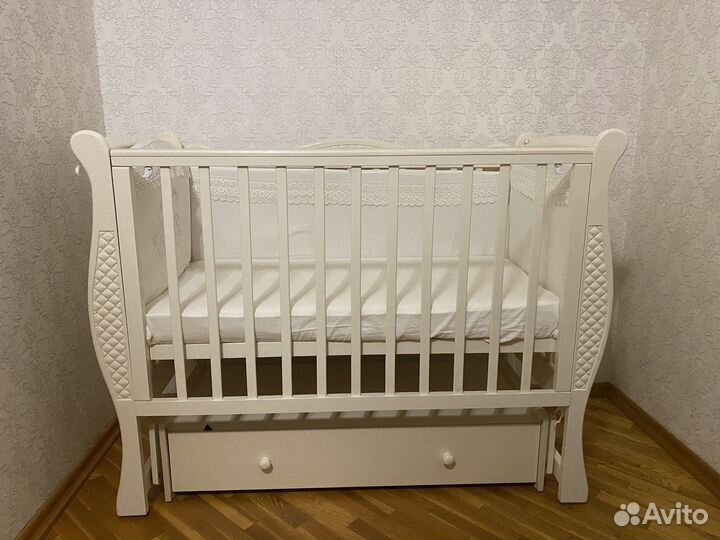 Детская кроватка с маятником