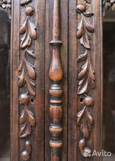 Кабинет-витрина на подставке антиквариат