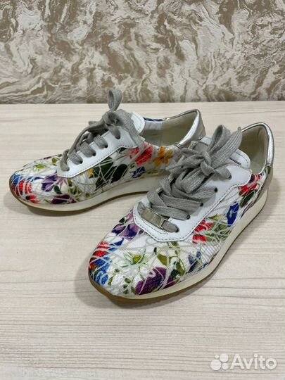 Кроссовки женские