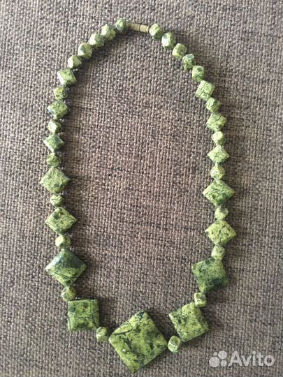 Ожерелье из натурального камня змеевик (Серпантин)