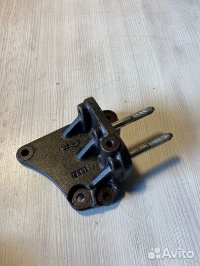 Кронштейн двигателя правый Mitsubishi Outlander 3