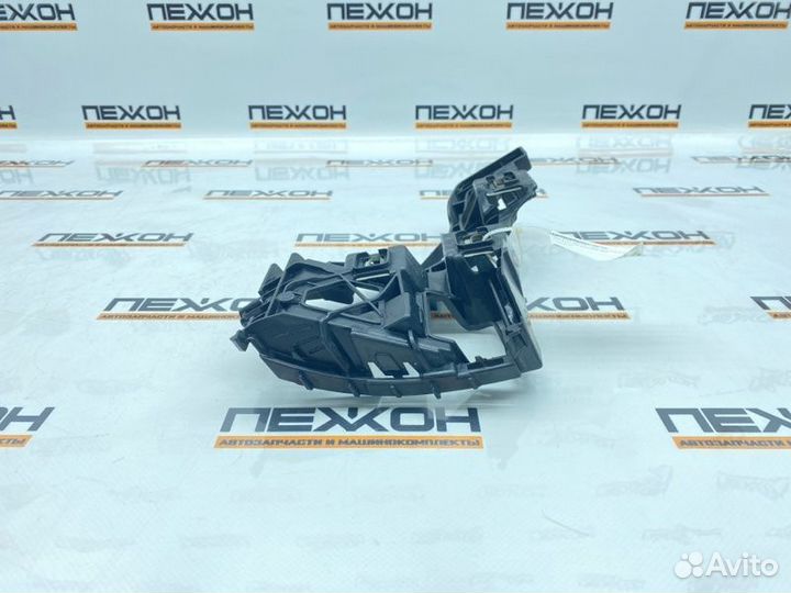 Крепление бампера заднее левое Mercedes-Benz