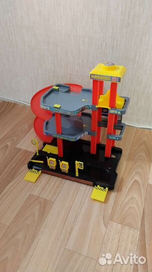 Трехуровневая парковка с лифтом и с 2 машинками