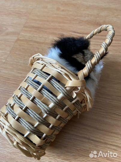 Игрушка котенок в корзине