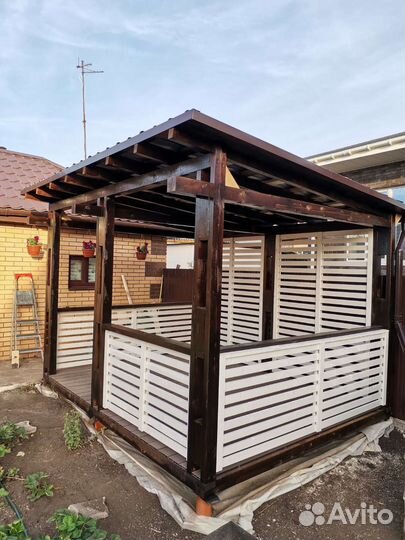 Уютная беседка из дерева для дружной семьи)