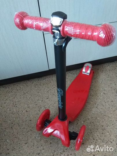 Самокат детский Maxi с фонариком Новый