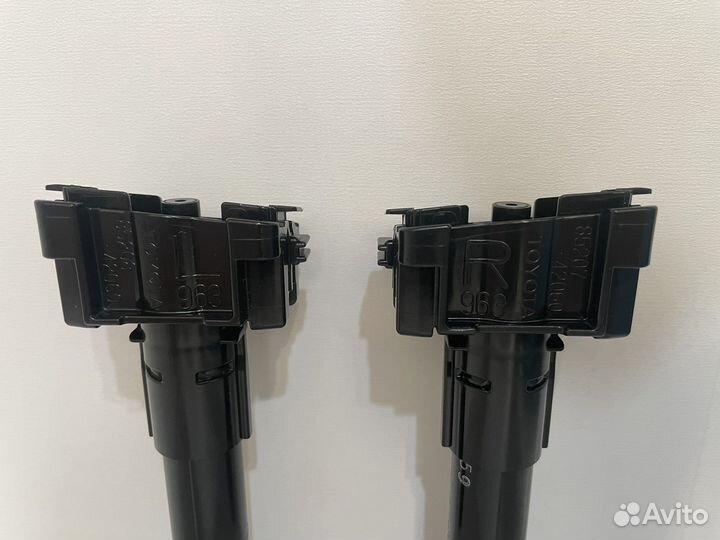 Форсунка правая омывателя фар Toyota Rav4 40 рест