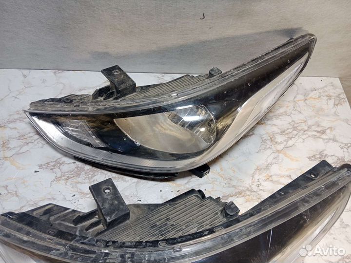 Передняя правая и левая фара Hyundai Solaris 2