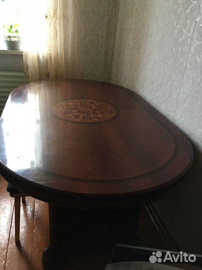 Витрина и стол