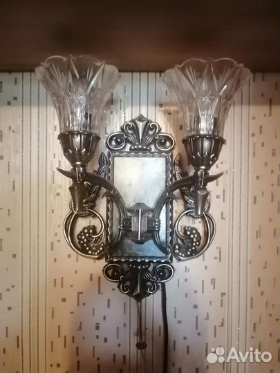 Зеркало настенное и бра