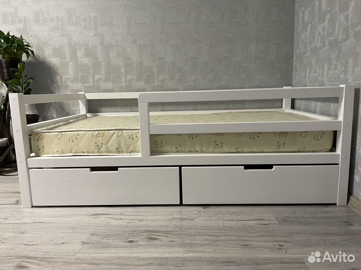 Детская кроватка из массива в наличии