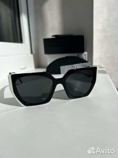 Солнечные очки prada