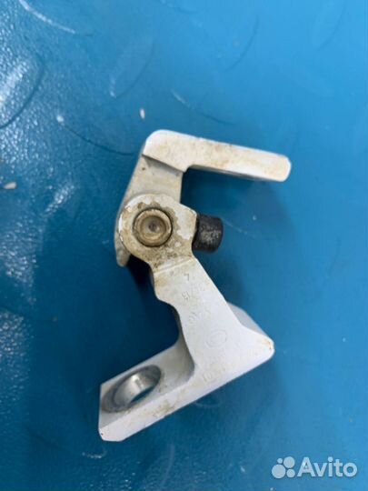 Б/У петля двери передний левый Volkswagen Polo 612