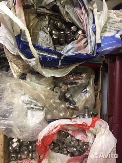 Болты и гайки колесные