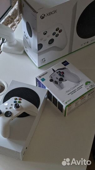 Xbox Series S + 2 геймпада