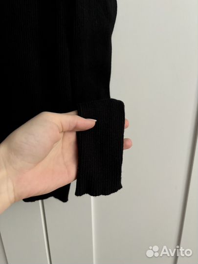 Трикотажный джемпер с открытыми плечами