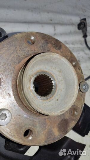 Кулак поворотный ступица в сборе передний правый