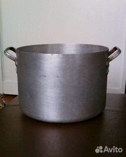 Тазы, кастрюли, сковородки