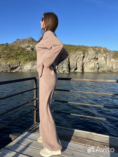 Трикотажный костюм женский брючный