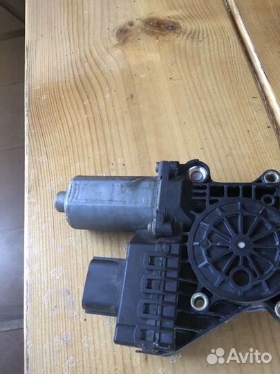 Электромотор стеклоподъемника правый перед