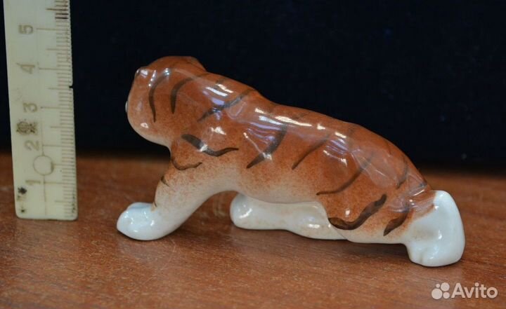 Мини фарфоровая статуэтка- крадущийся тигр.лфз