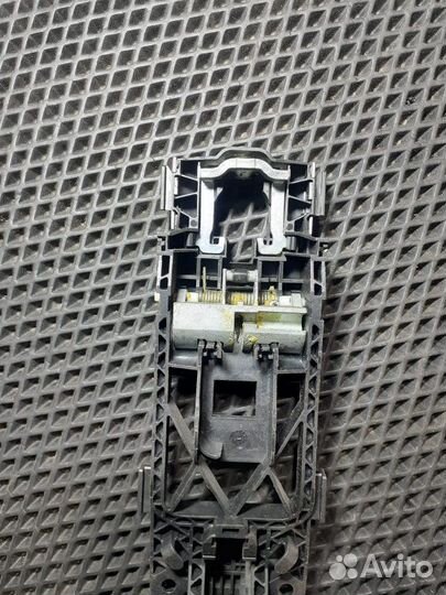 Кронштейн ручки двери передний левый Volkswagen