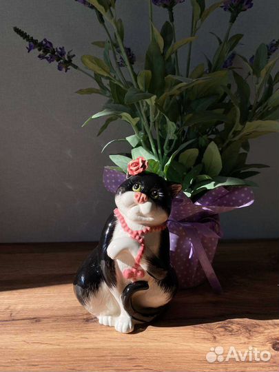 Фарфоровая кошка модница, очень позитивная