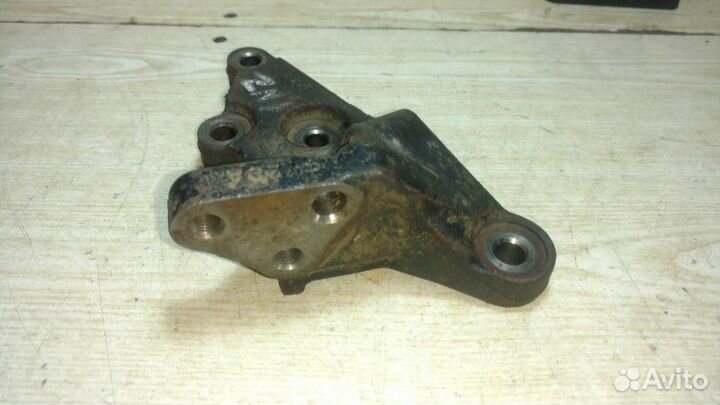 Кронштейн опоры двигателя Toyota 3S