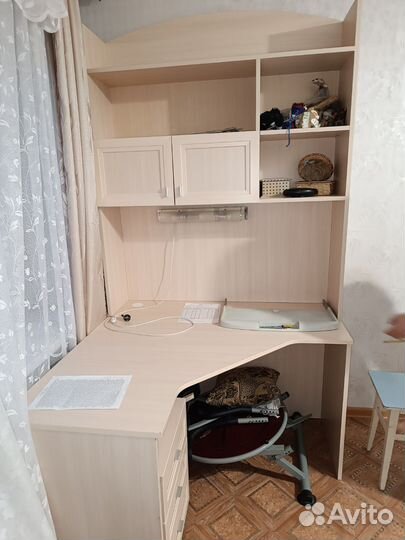 Письменный стол для школьника угловой