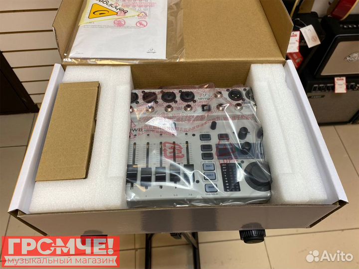 Микшерный пульт Behringer flow 8