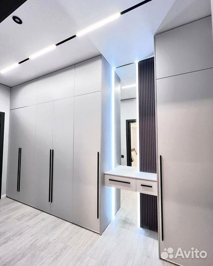 Шкаф распашной для квартиры