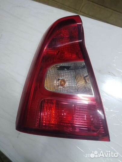Задний левый фонарь renault logan