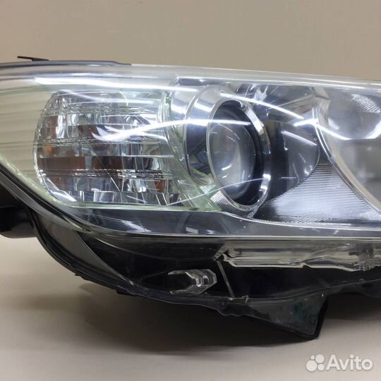 Б/У Б/У Фара правая 8111006A60 toyota