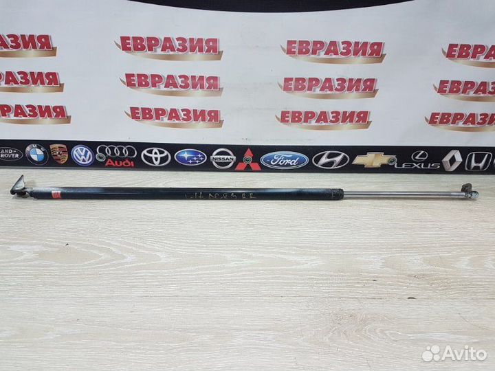 Амортизатор двери багажника задний правый Toyota