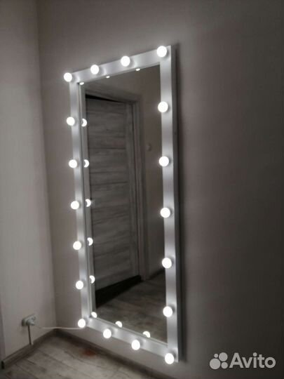 Гримерное зеркало с лампами из массива дерева