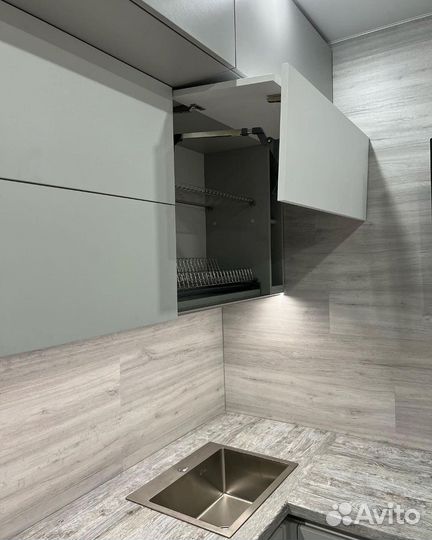 Угловая кухня в потолок