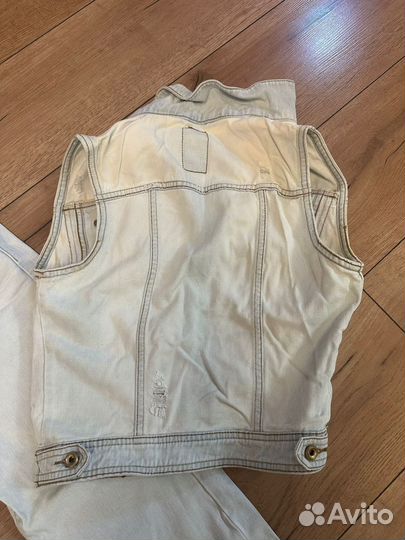 Джинсы и жилетка