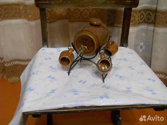 Cувенирный пивной бочонок с четырьмя кружками