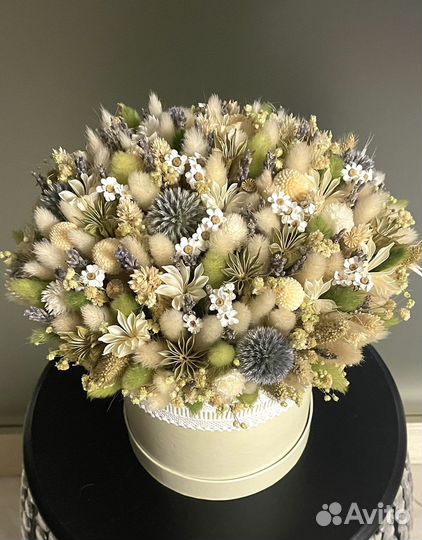 Композиция с сухоцветами в шляпной коробке