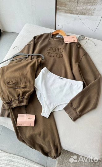 Стильный костюм miu miu (тренд 2025)