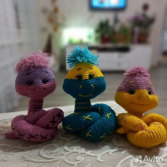 Вязанная змея символ 2025 года